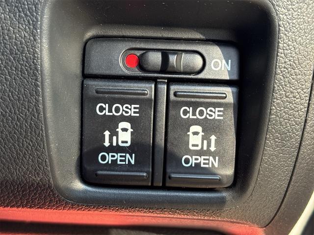 N-BOXカスタム G ターボSSブラックスタイルパッケージ 《後期モデル》《ターボ》《車検2年》SDナビTVフルセグBluetoothバックカメラ/HIDオートライトフォグ/プッシュスタート/スマートキー/シートヒーター/革巻きステアリング/ハーフレザーシート(32枚目)