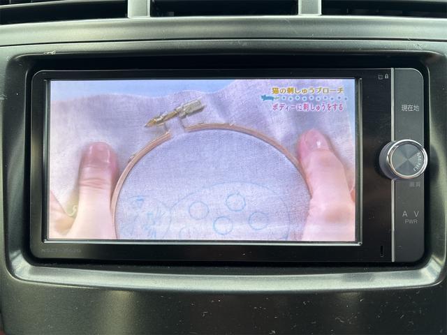 プリウスアルファ Ｓツーリングセレクション　《車検２年》《１７インチＡＷ》ＳＤナビＴＶフルセグＢｌｕｅｔｏｏｔｈバックカメラ／革巻きステアリング／プッシュスタート／スマートキー／クルーズコントロール／純正１７インチアルミ／（18枚目）