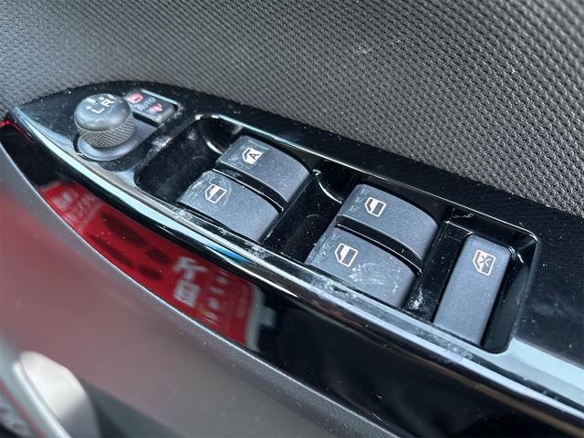 ステラ カスタムＲＳ　スマートアシスト　《４ＷＤターボ》《車検２年》ＳＤナビＴＶＢｌｕｅｔｏｏｔｈ／衝突軽減ブレーキ／革巻きステアリング／革巻きシフト／シートヒーター／ＬＥＤヘッドライト／ＥＴＣ／オートマチックハイビーム／ハーフレザーシート（31枚目）