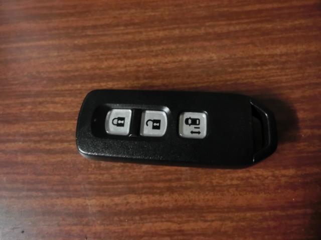 Ｎ－ＢＯＸ Ｇ・Ｌパッケージ　２年間保証付　白青ツ－トンカラ－　パワ－スライドドア　ナビ　バックカメラ　オートエアコン　ステアリングリモコン　キ－フリ－　キーレス連動ドアミラー　横滑り防止　走行３４９８０キロ　グ－鑑定車　外内装４（31枚目）