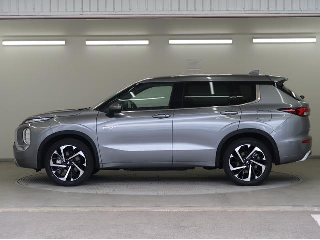 アウトランダーＰＨＥＶ Ｐ　試乗車　ＢＯＳＥ９スピーカー　本革　電動パノラマサンルーフ　純正スマホ連携ナビ　全方位カメラ　メモリー・リフレッシュ機能付きパワーシート　パワーゲート　マイパイロット　プラグインハイブリッド　禁煙車（31枚目）