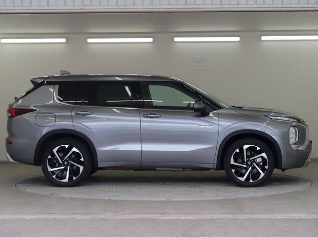 アウトランダーＰＨＥＶ Ｐ　試乗車　ＢＯＳＥ９スピーカー　本革　電動パノラマサンルーフ　純正スマホ連携ナビ　全方位カメラ　メモリー・リフレッシュ機能付きパワーシート　パワーゲート　マイパイロット　プラグインハイブリッド　禁煙車（33枚目）