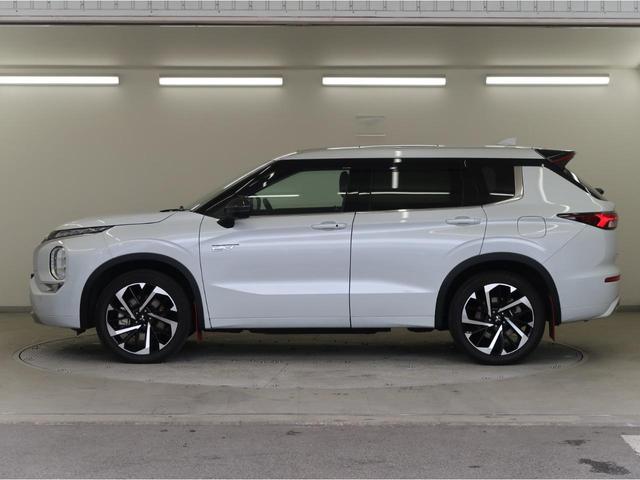 アウトランダーＰＨＥＶ Ｐ　パノラマサンルーフ　本革　ＢＯＳＥプレミアムスピーカー　純正スマートフォン連携ナビ　全方位カメラ　駆動用バッテリー容量９６％　ワンオーナー　パワーシート　パワーゲート　ＡＣ１００Ｖ電源１５００Ｗ給電（28枚目）