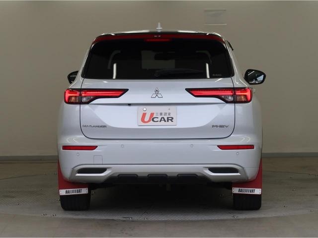 アウトランダーＰＨＥＶ Ｐ　パノラマサンルーフ　本革　ＢＯＳＥプレミアムスピーカー　純正スマートフォン連携ナビ　全方位カメラ　駆動用バッテリー容量９６％　ワンオーナー　パワーシート　パワーゲート　ＡＣ１００Ｖ電源１５００Ｗ給電（32枚目）