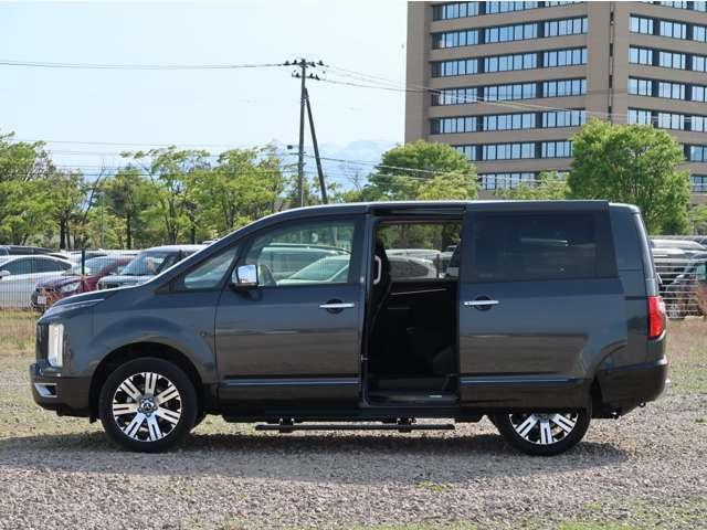 デリカＤ：５ Ｐ　３列シート８人乗り　試乗車ＵＰ（レンタカー登録）パナソニックナビ　全方位カメラ　電動サイドステップ　衝突防止　オートマチックハイビーム　両側電動スライドドア　電動リヤゲート　Ｂｌｕｅｔｏｏｔｈ　ＥＴＣ（17枚目）