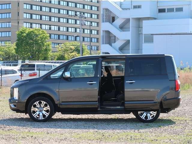デリカＤ：５ Ｐ　４ＷＤ　試乗車ＵＰ　３列シート７人乗り　パナソニックメモリーナビ　全方位カメラ　ダイヤモンドキーパーコーティング　電動サイドステップ　誤発進抑制機能　寒冷地仕様　シートヒーター　電動リヤゲート　禁煙（18枚目）