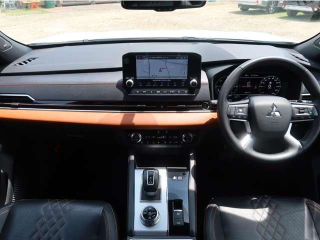 アウトランダーＰＨＥＶ Ｐ　４ＷＤ　黒本革　ＢＯＳＥプレミアムスピーカー　ルーフレール　純正スマホ連携ナビ　全方位カメラ　駆動用バッテリー容量残９５％　ＥＴＣ２．０　ワイヤレス充電対応　ワンオーナー　リフレッシュ機能パワーシート（2枚目）