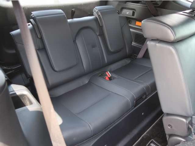 アウトランダーＰＨＥＶ Ｐ　４ＷＤ　黒本革　ＢＯＳＥプレミアムスピーカー　ルーフレール　純正スマホ連携ナビ　全方位カメラ　駆動用バッテリー容量残９５％　ＥＴＣ２．０　ワイヤレス充電対応　ワンオーナー　リフレッシュ機能パワーシート（12枚目）