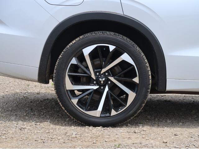 アウトランダーＰＨＥＶ Ｐ　４ＷＤ　黒本革　ＢＯＳＥプレミアムスピーカー　ルーフレール　純正スマホ連携ナビ　全方位カメラ　駆動用バッテリー容量残９５％　ＥＴＣ２．０　ワイヤレス充電対応　ワンオーナー　リフレッシュ機能パワーシート（40枚目）