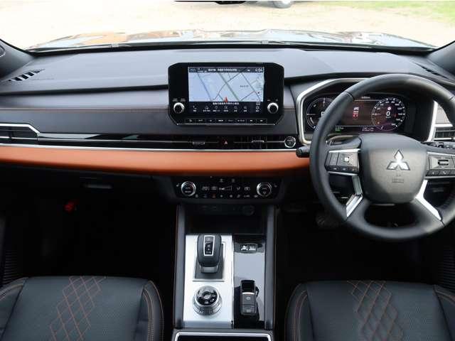 アウトランダーＰＨＥＶ Ｐ　黒本革　ＢＯＳＥプレミアムスピーカー　ルーフレール　パノラマ電動サンルーフ　純正スマートフォン連携ナビ　全方位カメラ　スマホ充電　ＵＳＢポート　リフレッシュ機能付きパワーシート　パワーゲート　禁煙車（2枚目）