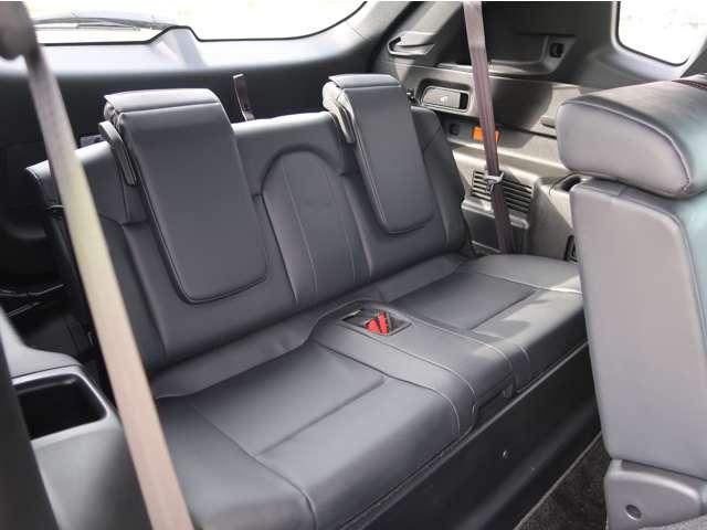 アウトランダーＰＨＥＶ Ｐ　黒本革　ＢＯＳＥプレミアムスピーカー　ルーフレール　パノラマ電動サンルーフ　純正スマートフォン連携ナビ　全方位カメラ　スマホ充電　ＵＳＢポート　リフレッシュ機能付きパワーシート　パワーゲート　禁煙車（12枚目）