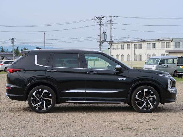アウトランダーＰＨＥＶ Ｐ　黒本革　ＢＯＳＥプレミアムスピーカー　ルーフレール　パノラマ電動サンルーフ　純正スマートフォン連携ナビ　全方位カメラ　スマホ充電　ＵＳＢポート　リフレッシュ機能付きパワーシート　パワーゲート　禁煙車（33枚目）