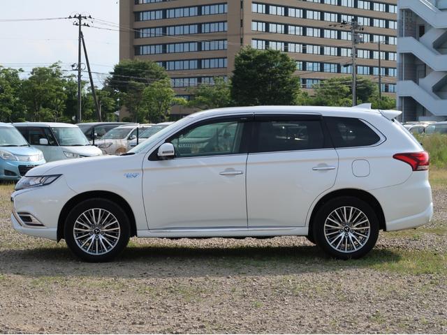 アウトランダーＰＨＥＶ Ｇ　プラグインハイブリッド　４ＷＤ　駆動用バッテリー容量残８４％　後退時・後側方車両検知警報　ＡＣ１００Ｖ電源１５００Ｗ給電　レーダークルーズコントロール　７．７型ワイドナビ　全方位カメラ　ワンオーナー（28枚目）