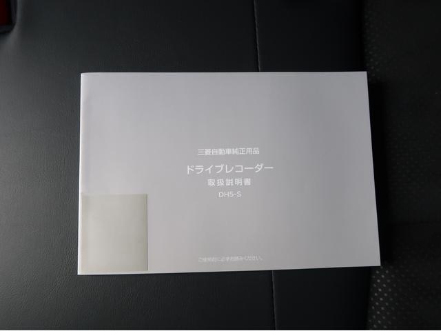 エクリプスクロスＰＨＥＶ Ｐ　４ＷＤ　プラグインハイブリッド　試乗車ＵＰ（レンタカー登録）電動パノラマサンル－フ　駆動用バッテリー容量残９４％　電気温水式ヒーター　電動リヤゲ－ト　純正スマートフォン連携ナビ　全方位カメラ　ＥＴＣ（29枚目）