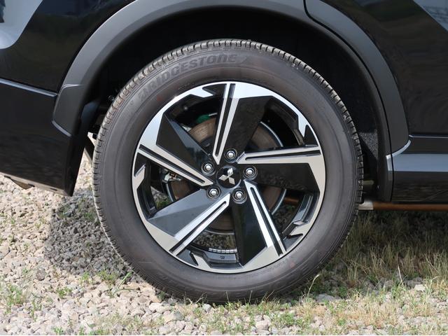 エクリプスクロスＰＨＥＶ Ｐ　４ＷＤ　プラグインハイブリッド　試乗車ＵＰ（レンタカー登録）電動パノラマサンル－フ　駆動用バッテリー容量残９４％　電気温水式ヒーター　電動リヤゲ－ト　純正スマートフォン連携ナビ　全方位カメラ　ＥＴＣ（37枚目）
