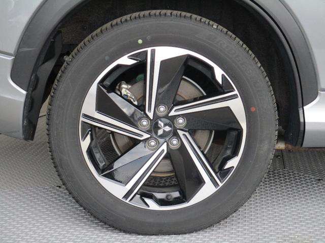 エクリプスクロスＰＨＥＶ Ｐ　試乗車　電気温水ＨＴ　サンルーフ　ナビ　全方位カメラ　駆動用バッテリー容量残９０　レーダークルコン　電動リヤゲート　パワーシート　後側方車両検知警報機能　ルーフレール　ＡＣ１００Ｖ電源１５００Ｗ給電（35枚目）