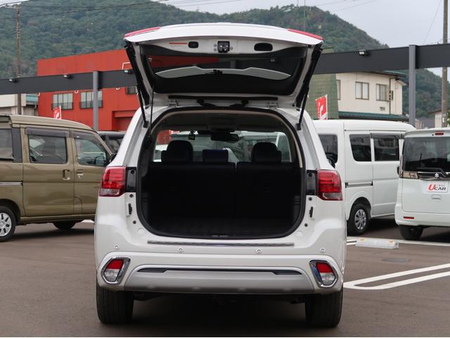 アウトランダーＰＨＥＶ Ｇ　禁煙　電気温水式ヒーター　後側方車両検知　ナビ　後席モニター　ワンオーナー　駆動用バッテリー容量残７８％　シートハンドルヒーター　パワーシート　オートマチックハイビーム　ＡＣ１００Ｖ電源１５００Ｗ給電（65枚目）