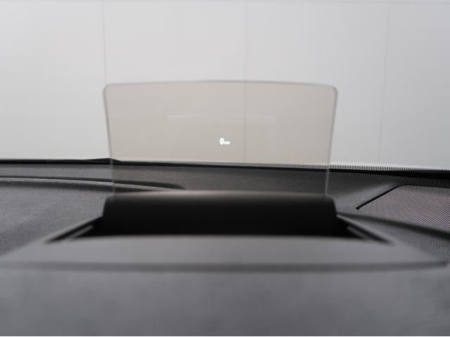 【ヘッドアップデイスプレー】運転への集中力を自然と高めるコックピットです　走行情報や警報を素早く確認できます