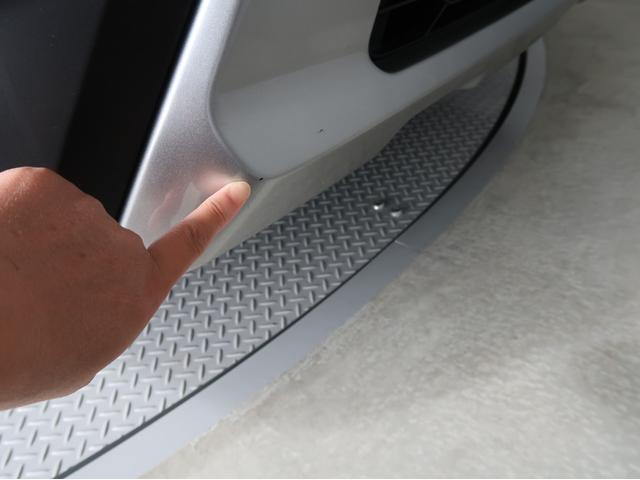 フロントバンパーに飛石傷がございます。