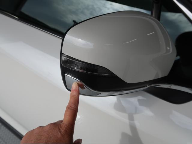 運転席ドアミラーに飛石傷がございます。