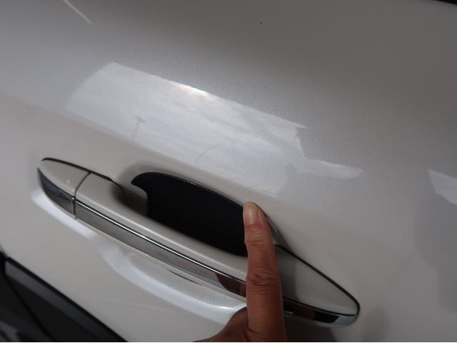 運転席側リヤドアドアハンドル周りに爪ひっかき傷がございます。