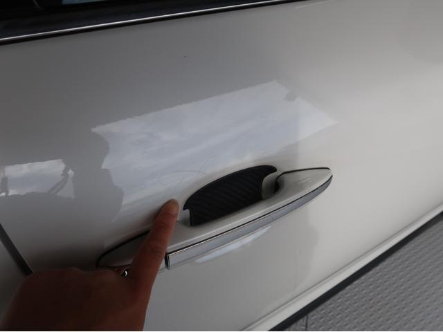 運転席ドアハンドル周りに爪ひっかき傷がございます。