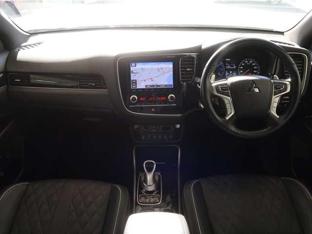 アウトランダーＰＨＥＶ Ｇプレミアムパッケージ　禁煙車　バッテリー残８４．６％　１５００Ｗ給電ＡＣ１００Ｖ　本革　ワンオーナー　スマホ連携純正ナビ　全方位カメラ　三菱リモートコントロール　シートヒーター　ハンドルヒーター　電動シート　電動リヤゲート（2枚目）