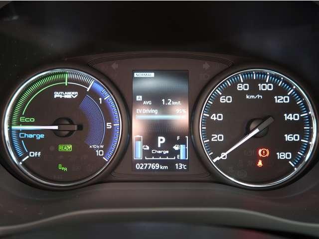 アウトランダーＰＨＥＶ Ｇプレミアムパッケージ　禁煙車　バッテリー残８４．６％　１５００Ｗ給電ＡＣ１００Ｖ　本革　ワンオーナー　スマホ連携純正ナビ　全方位カメラ　三菱リモートコントロール　シートヒーター　ハンドルヒーター　電動シート　電動リヤゲート（3枚目）