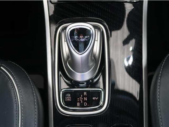アウトランダーＰＨＥＶ Ｇプレミアムパッケージ　禁煙車　バッテリー残８４．６％　１５００Ｗ給電ＡＣ１００Ｖ　本革　ワンオーナー　スマホ連携純正ナビ　全方位カメラ　三菱リモートコントロール　シートヒーター　ハンドルヒーター　電動シート　電動リヤゲート（8枚目）