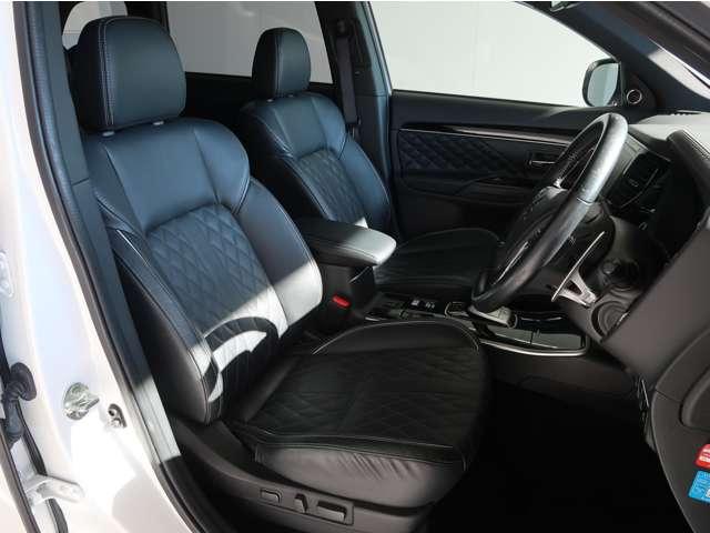 アウトランダーＰＨＥＶ Ｇプレミアムパッケージ　禁煙車　バッテリー残８４．６％　１５００Ｗ給電ＡＣ１００Ｖ　本革　ワンオーナー　スマホ連携純正ナビ　全方位カメラ　三菱リモートコントロール　シートヒーター　ハンドルヒーター　電動シート　電動リヤゲート（9枚目）