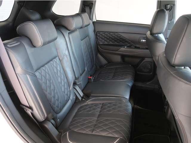 アウトランダーＰＨＥＶ Ｇプレミアムパッケージ　禁煙車　バッテリー残８４．６％　１５００Ｗ給電ＡＣ１００Ｖ　本革　ワンオーナー　スマホ連携純正ナビ　全方位カメラ　三菱リモートコントロール　シートヒーター　ハンドルヒーター　電動シート　電動リヤゲート（10枚目）