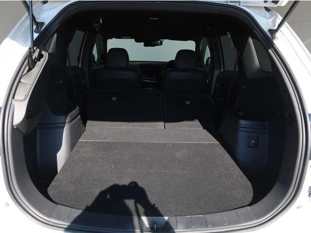 アウトランダーＰＨＥＶ Ｇプレミアムパッケージ　禁煙車　バッテリー残８４．６％　１５００Ｗ給電ＡＣ１００Ｖ　本革　ワンオーナー　スマホ連携純正ナビ　全方位カメラ　三菱リモートコントロール　シートヒーター　ハンドルヒーター　電動シート　電動リヤゲート（12枚目）