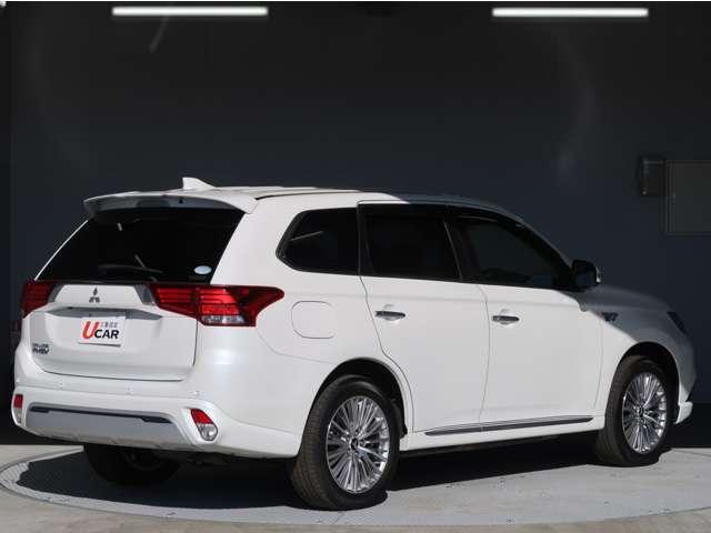 アウトランダーＰＨＥＶ Ｇプレミアムパッケージ　禁煙車　バッテリー残８４．６％　１５００Ｗ給電ＡＣ１００Ｖ　本革　ワンオーナー　スマホ連携純正ナビ　全方位カメラ　三菱リモートコントロール　シートヒーター　ハンドルヒーター　電動シート　電動リヤゲート（20枚目）