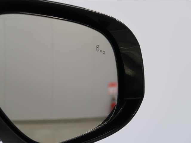 死角になりやすい斜め後方・隣レーン後方からの接近車両を検知し、ドアミラーインジケーターの点灯で存在を告知してくれます