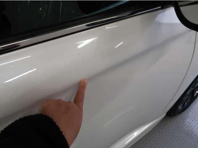 運転席ドアにへこみ傷がございます。