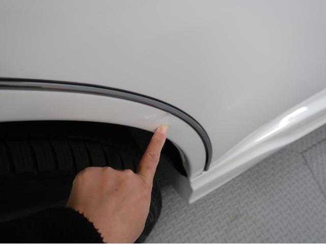 運転席側リヤフェンダーにへこみ傷がございます。