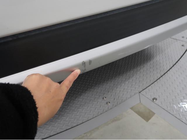 リヤバンパーに傷がございます。