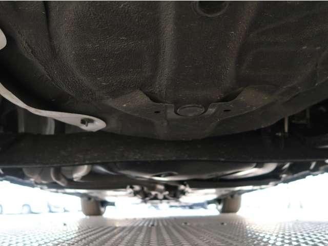 オーラ Ｇ　レザーエディション　２ＷＤ　禁煙車　純正ナビ　全方位カメラ　プロパイロット　ＢＯＳＥスピーカー　ＨＤＭＩ　ＥＴＣ２．０　前後ドライブレコーダー　本革　アイドリングストップ　後側方車両検知警報機能　車両状態評価４．５点（13枚目）