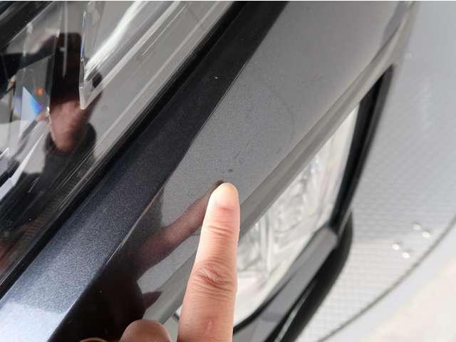 フロントバンパーに飛石傷がございます。