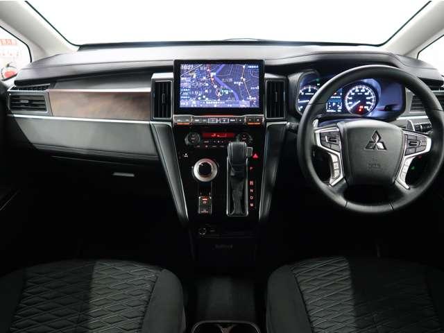 デリカＤ：５ Ｇ　パワーパッケージ　禁煙車　７人乗り　１１型ナビ　後席モニター　電動サイドステップ　ブラックアウトグリル　車両状態評価５点　マッドガード　シートヒーター　ステアリングヒーター　ＥＴＣ２．０　ワンオーナー　電動リヤゲート（3枚目）