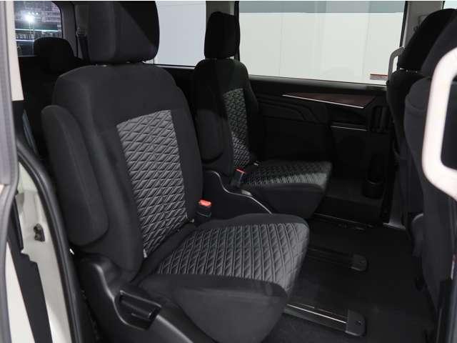 デリカＤ：５ Ｇ　パワーパッケージ　禁煙車　７人乗り　１１型ナビ　後席モニター　電動サイドステップ　ブラックアウトグリル　車両状態評価５点　マッドガード　シートヒーター　ステアリングヒーター　ＥＴＣ２．０　ワンオーナー　電動リヤゲート（10枚目）