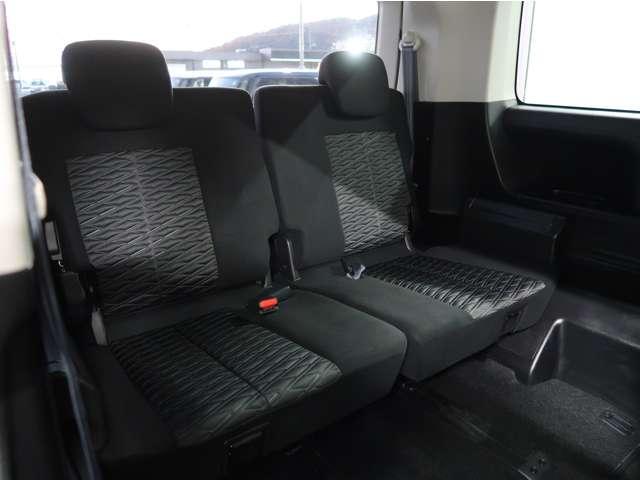 デリカＤ：５ Ｇ　パワーパッケージ　禁煙車　７人乗り　１１型ナビ　後席モニター　電動サイドステップ　ブラックアウトグリル　車両状態評価５点　マッドガード　シートヒーター　ステアリングヒーター　ＥＴＣ２．０　ワンオーナー　電動リヤゲート（11枚目）