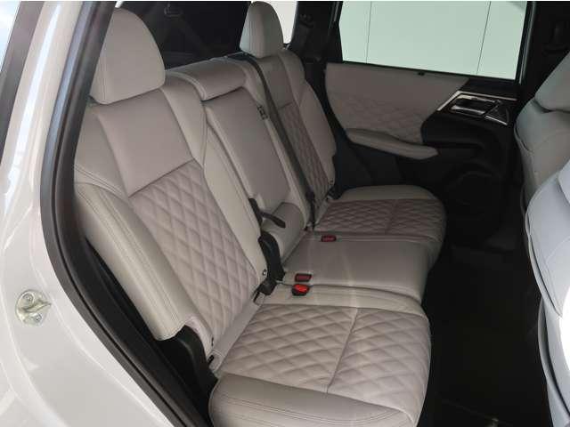 アウトランダーＰＨＥＶ Ｐ　容量９０　白本革　ルーフレール　ＢＯＳＥ　純正ナビ　全方位カメラ　３列シート７人乗　ＥＴＣ２．０　前後シートヒーター　電動リヤゲート　パワーシート　車両状態評価４．５点　１年間走行距離無制限認定中古車（11枚目）