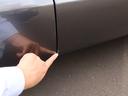 運転席ドアに傷がございます。