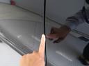 運転席側リヤドア前方に傷がございます。