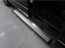 助手席ドア／助手席側スライドドアと連動し自動で展開・収納する電動サイドステップ（ＬＥＤステップ照明付）を新たに標準装備
