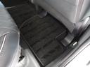 後席にも純正フロアマット。
