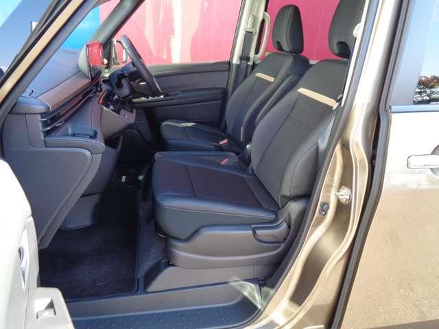 セレナ 1.4 e-4ORCE ハイウェイスターV 4WD パーキングアシスト レーンキープアシスト LED アラウンドモニター フルオートエアコン ETC 4WD 両側パワースライドドア インテリジェントクルーズ 踏み間違い衝突防止(10枚目)