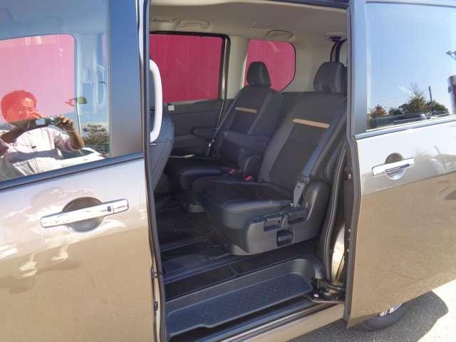 セレナ 1.4 e-4ORCE ハイウェイスターV 4WD パーキングアシスト レーンキープアシスト LED アラウンドモニター フルオートエアコン ETC 4WD 両側パワースライドドア インテリジェントクルーズ 踏み間違い衝突防止(11枚目)