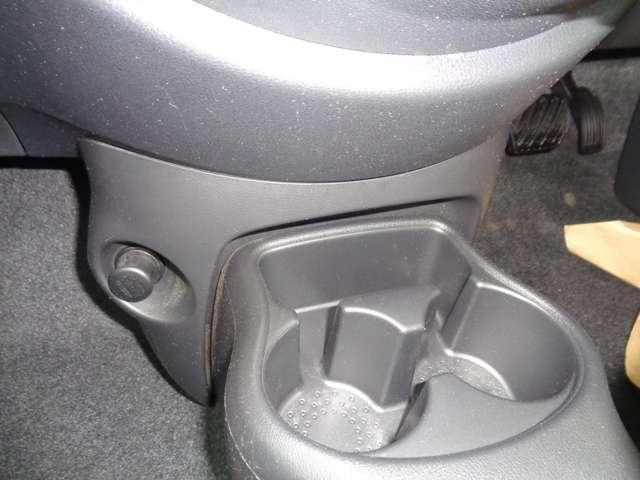 マーチ １．２　１２Ｘ　３０ｔｈ　ハピネス　スマートキー　パワーステアリング　アイドリングストップ　パワーウィンドウ　ＡＢＳ　エアコン（7枚目）